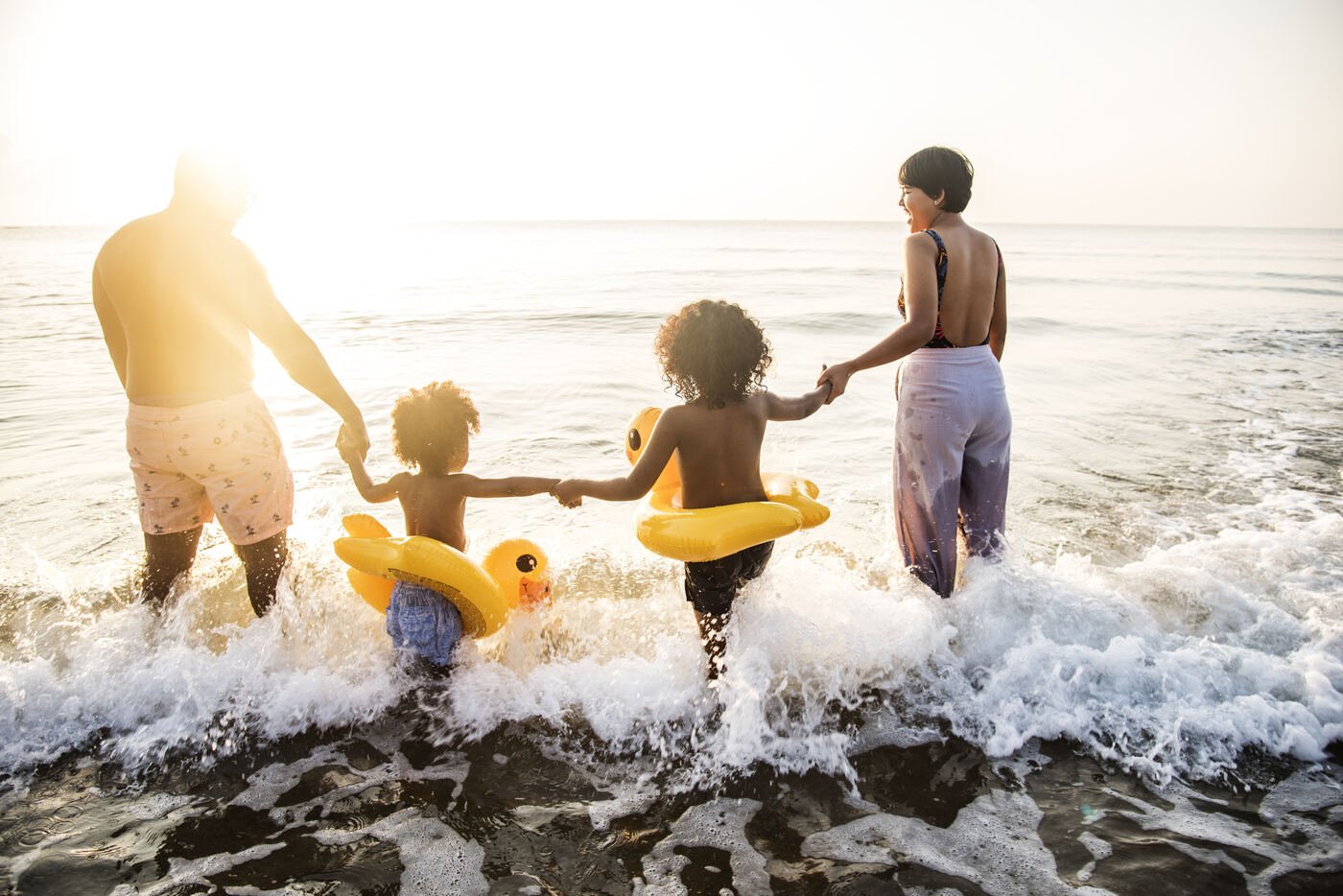 Famille profitant de la plage à Saly Portudal, Sénégal