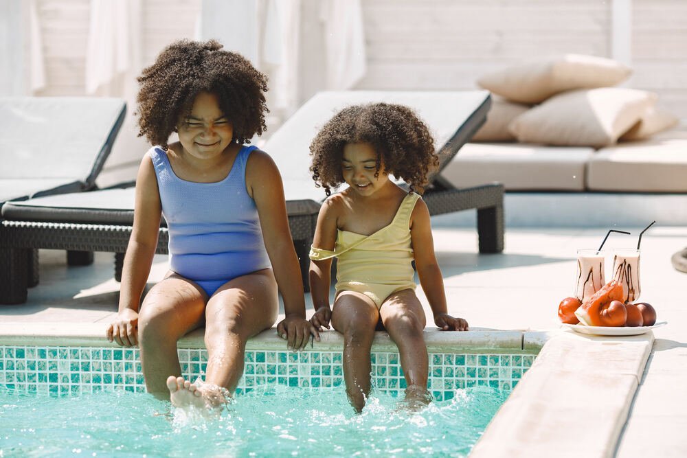 Deux enfants au bord de la piscine pendant la colonie